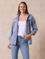 Camperita de tejido soft estampado a rayas azules y blancas, marca Ruby Rd. Abertura central con cierre metálico, bolsillos delanteros.