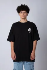 Remera color lila de corte oversize con cuello redondo y mangas cortas. Presenta un estampado pequeño de Mickey Mouse en el frente.
