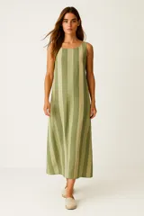Vestido midi sin mangas confeccionado en algodón, con diseño de rayas verticales en tonos verdes, cuello redondo y calce holgado.