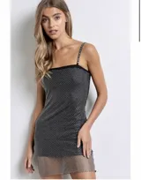 Minivestido negro con breteles finos y apliques de strass plateados.