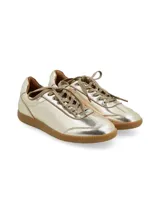 Zapatillas acordonadas doradas de cuero, con suela marrón de goma.
