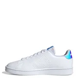 Championes Adidas Advantage blancos con detalles en celeste en la lengüeta y talón. Presentan perforaciones laterales y suela de goma. Inspirados en el calzado de tenis.