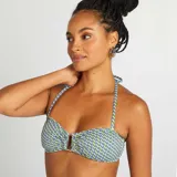Top de bikini bandeau con estampado geométrico en tonos azul, verde y blanco.