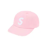 Gorro tipo cap Supreme color rosa con logo 'S' bordado en blanco en el frente.