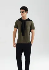 Camiseta básica de manga corta, cuello redondo y calce regular, color rojo jaspeado.