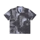 Camisa de manga corta con cuello cubano y estampado abstracto en tonos grises y negros.