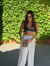 Bandolera compacta de símil cuero color rojo, con correa regulable y desmontable. Posee apertura superior, bolsillo frontal con cierre y bolsillo trasero abierto.