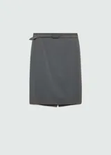 Falda midi gris con raya diplomática, diseño lápiz, cinturón desmontable y abertura en el bajo.