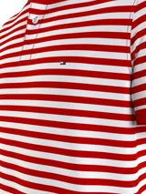 Chomba a rayas horizontales rojas y blancas, con cuello y mangas en color rojo liso. Logo de Tommy Hilfiger bordado en el pecho.