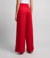 Pantalón pantalona de crepé color negro, con cintura ancha, cierre lateral y pliegues.