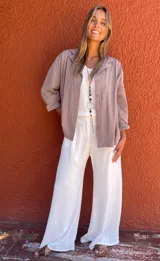 Camisa color visón de manga larga con cuello clásico y cierre frontal con botones.