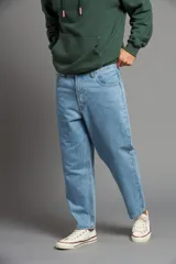 Pantalón de jean celeste de corte recto.