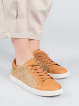 Zapatillas urbanas Hush Puppies modelo Merano, color tostado con detalles en tejido trenzado y suela blanca.