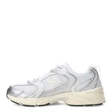 Championes New Balance 530 color blanco con detalles plateados. Capellada de malla y superposiciones de cuero sintético. Entresuela ABZORB para mayor amortiguación y comodidad. Suela de goma resistente.