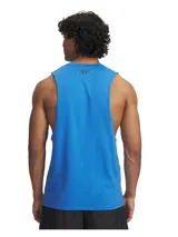 Musculosa deportiva Under Armour color gris con logo estampado en el pecho.