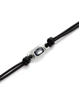 Pulsera de cuero negro con doble tira, pieza central de plata con cristal rectangular color azul y cierre de mosquetón con dije de la marca Uno de 50.