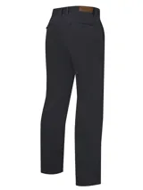 Pantalón de vestir negro, de corte recto, con bolsillos laterales y traseros. Se ajusta a la cintura con cinturón de cuero marrón.