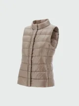Chaleco puffer color beige, con cuello alto y cierre frontal con botones a presión.