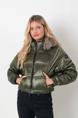 Campera puffer verde militar con capucha con borde de piel sintética, cierre frontal con cremallera y bolsillos laterales.