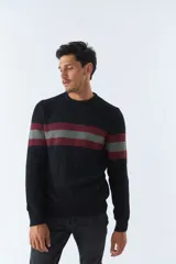 Sweater de punto negro con cuello redondo y mangas largas. Presenta dos franjas horizontales en el pecho, una color borgoña y otra gris.