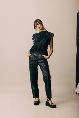Blusa negra sin mangas con cuello redondo, detalle de volados de encaje con apliques y pinzas verticales en el frente.