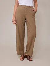 Pantalón de lino color marrón claro, de corte recto y tiro alto.