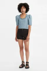 Short de jean negro de tiro medio con ruedo doblado.