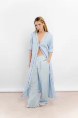 Túnica celeste de lino con bordados en el frente y mangas largas.