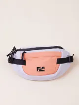 Riñonera celeste con bolsillo frontal color salmón y logo de la marca Rusty en negro.