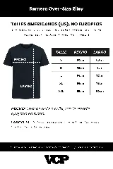 Remera negra oversize con mangas cortas y costuras a la vista en color blanco.