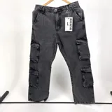 Pantalón jean cargo gris oscuro con bolsillos laterales y corte recto. Marca Duxon.
