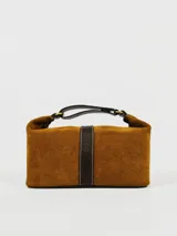 Bolso necessaire de cuero color marrón, con correa de mano de cuero marrón oscuro y cierre superior.