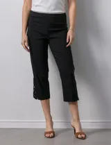 Pantalón capri negro de gabardina elastizada con pretina ancha elastizada y ruedo con aplique de crochet.