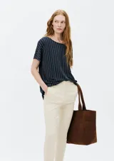 Blusa color bordó con estampado de líneas verticales blancas.