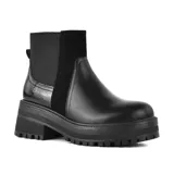Bota Chelsea de cuero negro con elástico lateral, detalle de cuero charol en la parte trasera, suela track y plataforma.