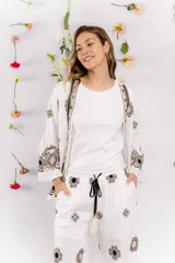 Kimono blanco con bordados en negro y beige, corte amplio y mangas 3/4 acampanadas.