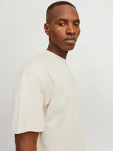 Camiseta básica color beige de manga corta y cuello redondo con fit holgado. Confeccionada en jersey peinado orgánico.