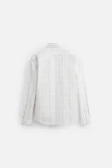 Camisa de vestir slim fit de algodón, color blanco con diseño de cuadros en tonos grises y beige. Tiene cuello italiano, mangas largas con puños abotonados y cierre frontal con botones.