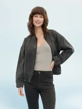 Campera de jean azul con cierre frontal, bolsillos laterales y puños elastizados.