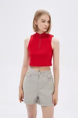 Top rojo de algodón con cuello alto, cierre frontal con cremallera y diseño sin mangas.
