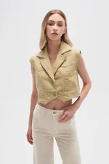 Chaleco cropped de jean color verde claro, con solapas y cierre frontal con botones.