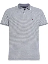 Chomba Tommy Hilfiger de corte regular, a rayas horizontales blancas y azules. Tiene cuello tipo polo gris con borde blanco, tapeta de dos botones y logo bordado en el pecho. Confeccionada en algodón orgánico y lino.