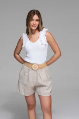 Short de lino color beige con rayas verticales blancas, cintura elastizada y bolsillos laterales.