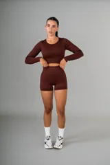 Short deportivo color marrón chocolate, de tiro alto y corte ajustado, con textura acanalada.