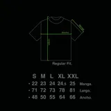 Remera negra de algodón con estampado trasero del logo de la marca en color gris y blanco. Corte regular fit.