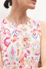 Blusa sin mangas con estampado paisley en tonos rojos, rosados, amarillos y blancos.