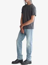 Remera gris de manga corta y cuello redondo, con logo CK bordado en el pecho.