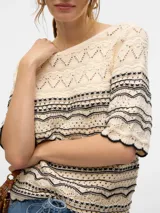 Buzo tejido color crema con rayas horizontales negras, cuello bote y mangas 3/4.