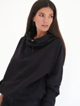 Sweater beige con capucha y espalda descubierta.