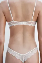 Tanga de encaje negro con tiro medio y cintura elástica.